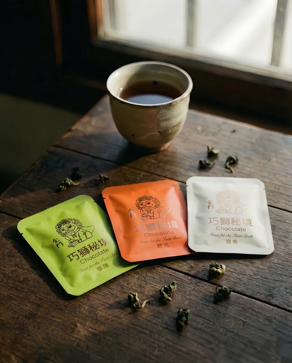 琥光、嶺香、翠隱茶巧克力片與茶杯｜巧獅秘境商品實拍