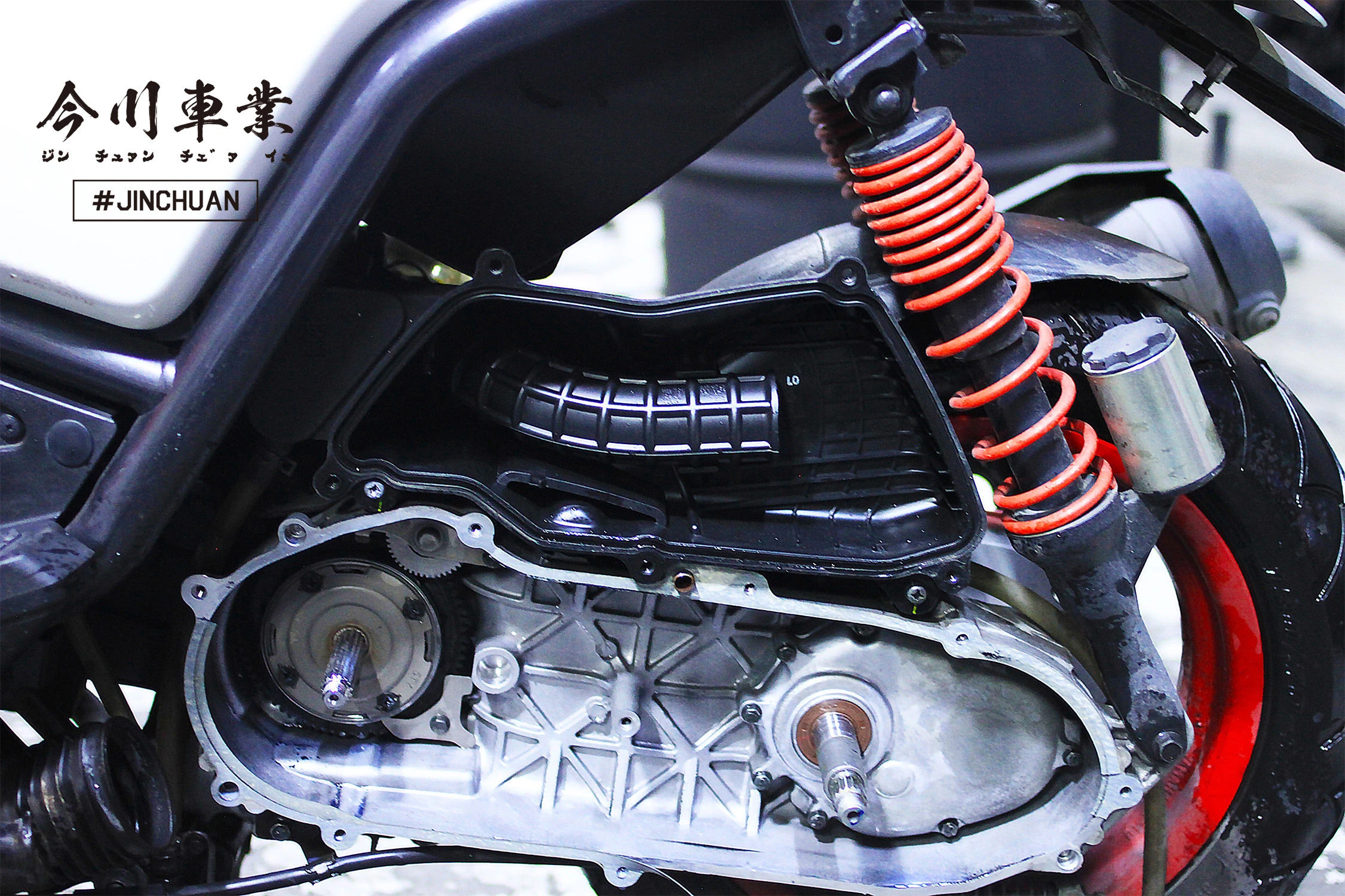 機車 CVT 傳動系統內部實體構造，顯示前普利盤、皮帶與後開閉盤之速克達改裝核心