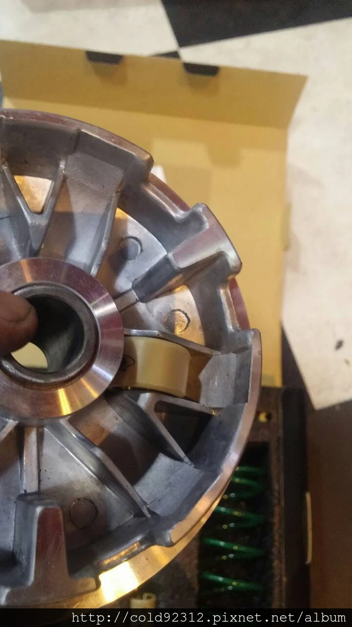 CVT 怠速狀態普利珠位于珠溝最內圈且離心力不足之剖面圖