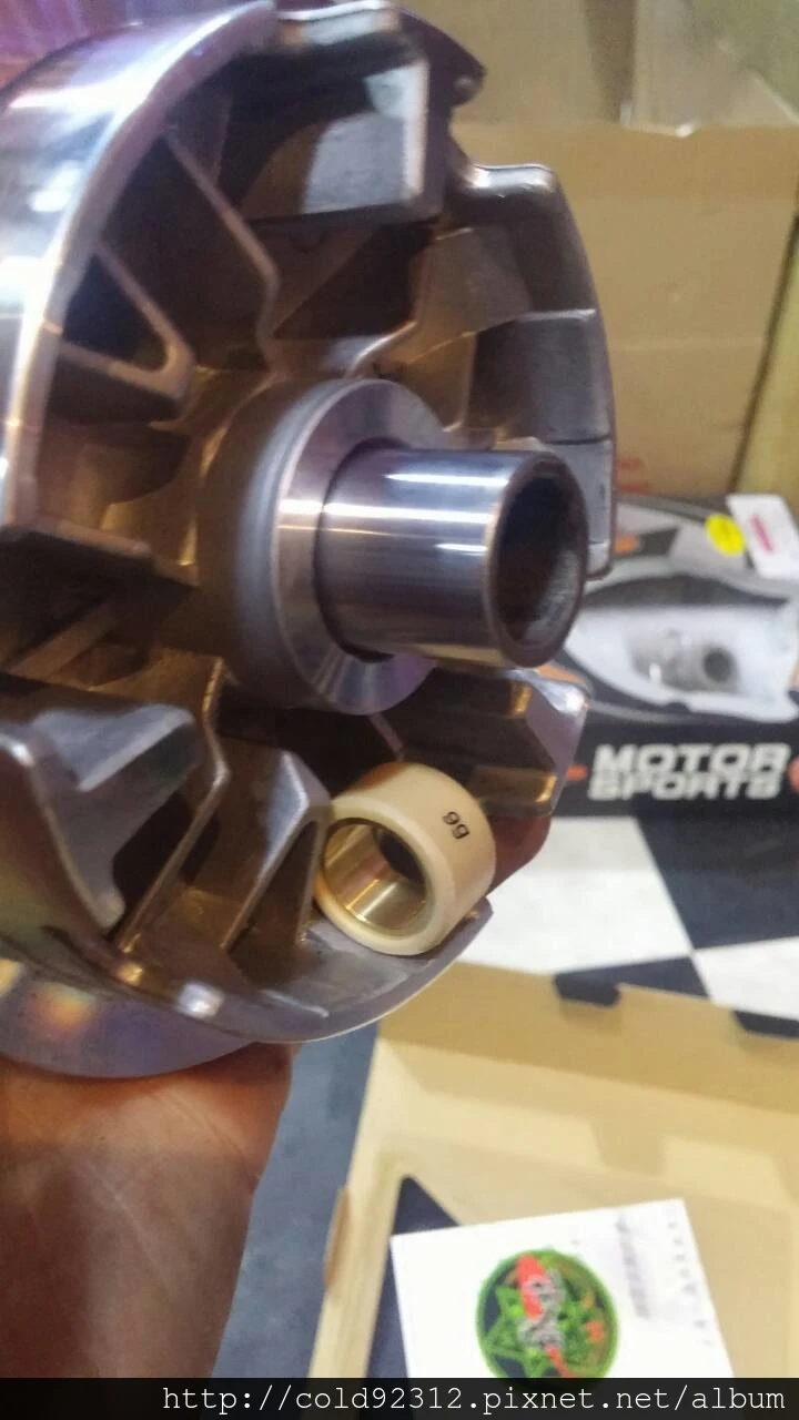 CVT 高轉速狀態普利珠受離心力外甩擠壓皮帶進入高速檔剖面圖，顯示軸向推力效應