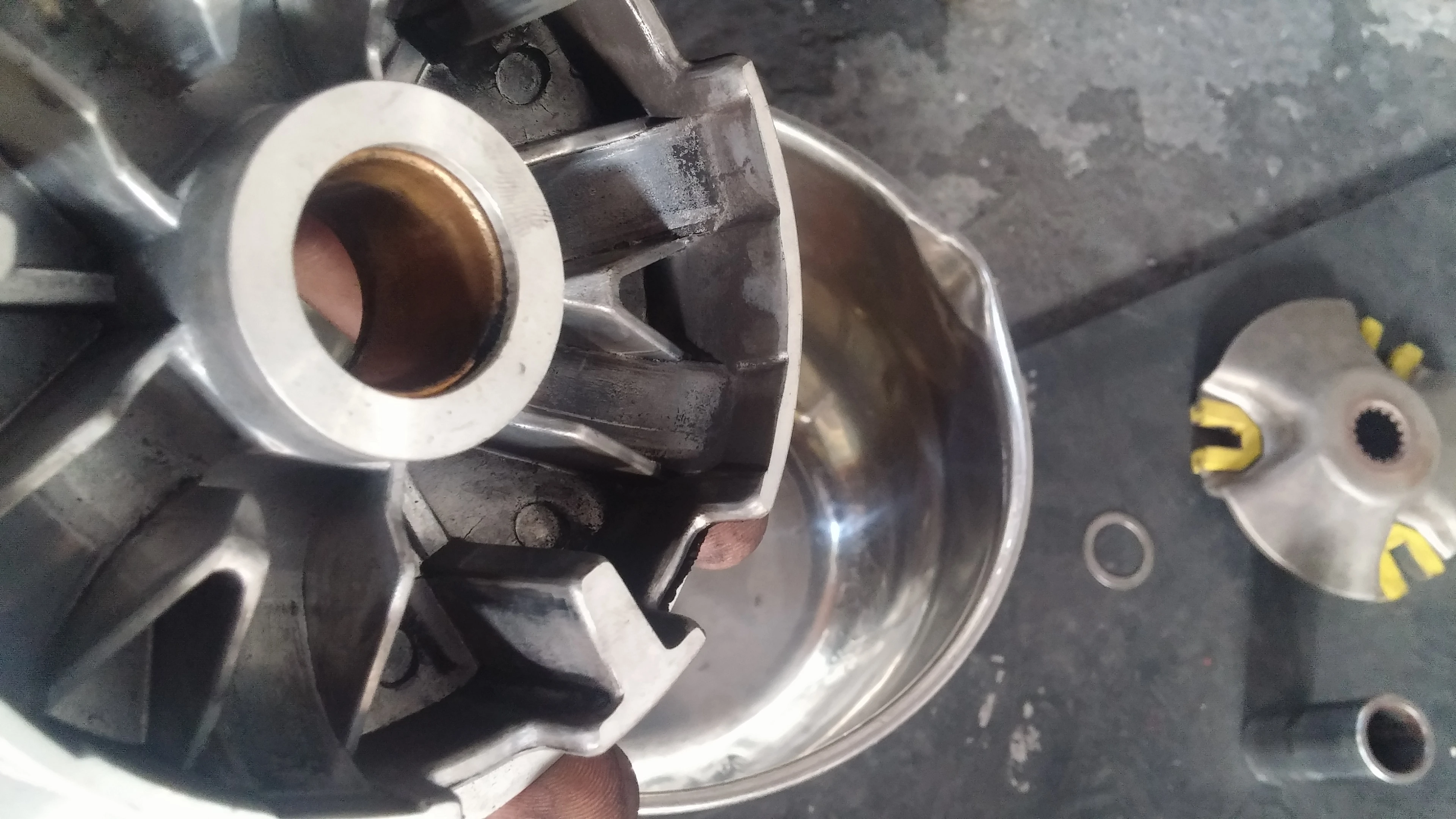 機車 CVT 傳動前驅動組普利盤與普利珠拆解檢修實體圖，確認珠溝滑動阻力