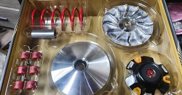 解決機車起步無力與碗公打滑痛點，機車 CVT 無段變速半套傳動前組普利盤與大彈簧物理作動原理分析圖