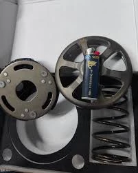 質量減輕正向力衰退，輕量化離合器本體與蹄塊質量對離心力作動的物理影響圖