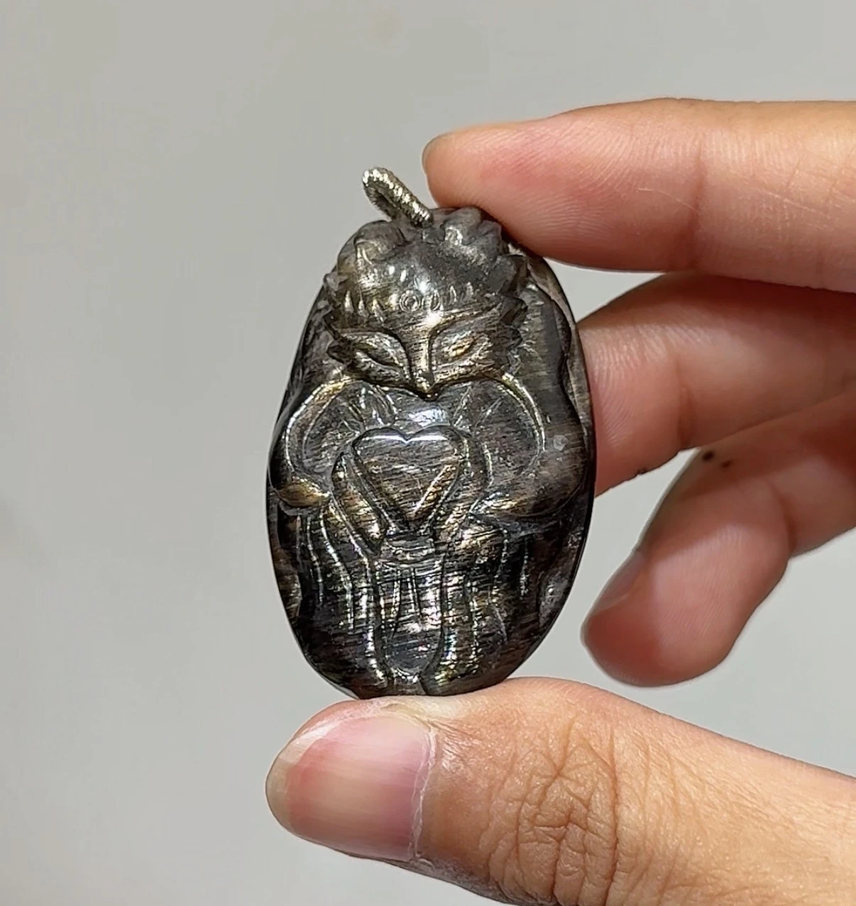 黑金太陽 手捧愛心狐
