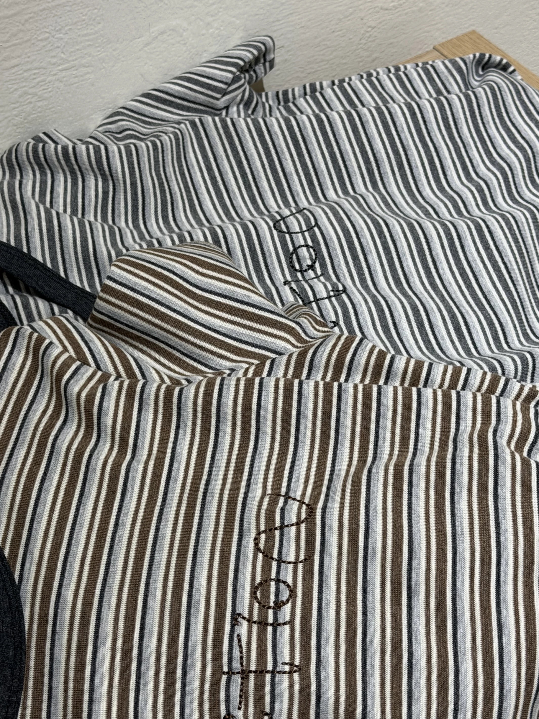 刺繡字母條紋上衣