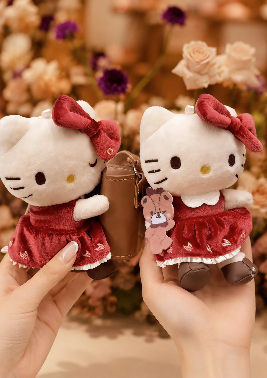 霸王茶姬 × Hello Kitty 香港限定聯名周邊｜發夾・公仔杯套・鏡子・冰箱貼・貼紙・套裝