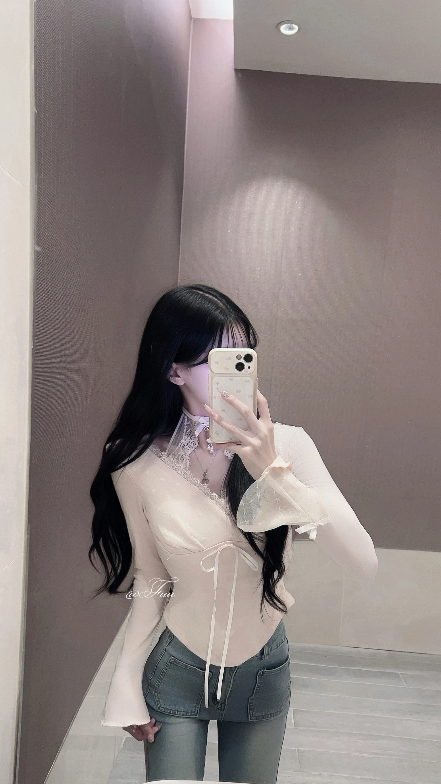 拼蕾絲掛脖胸前交叉內杯緞带內磨毛喇叭袖上衣（附蝴蝶結別針）