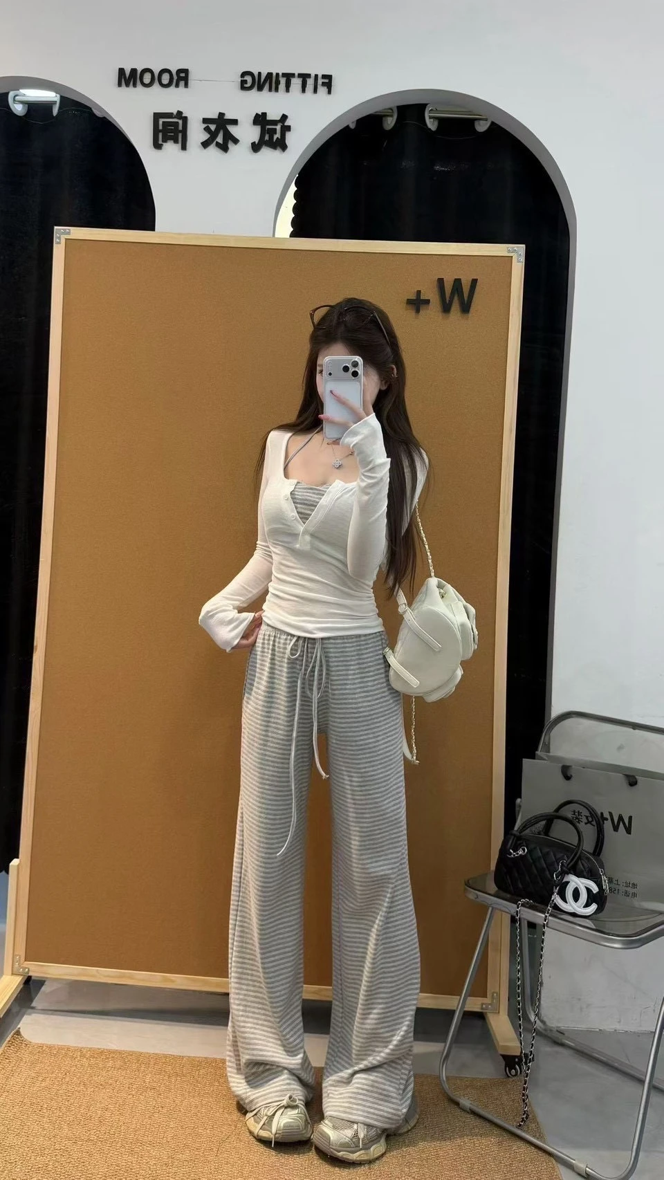 排釦上衣+掛脖背心+條紋寬褲