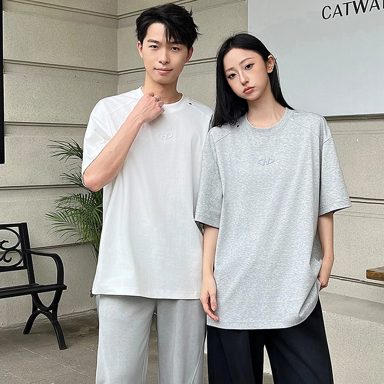 極簡不平凡！高街工藝感 T 恤展現高級潮流態度