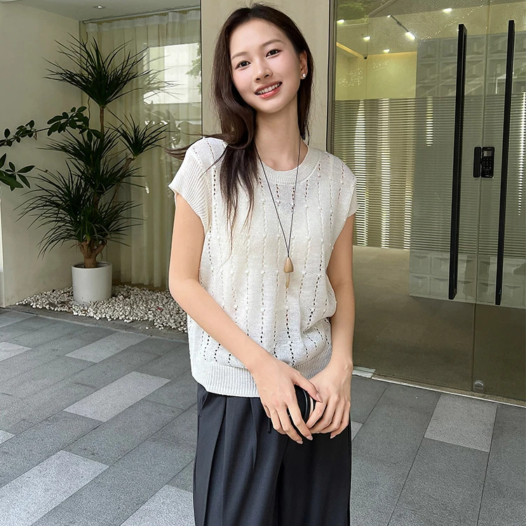 🌟 輕盈會呼吸的溫柔感！一穿就愛上的法式鏤空針織飛飛袖上衣 🌟