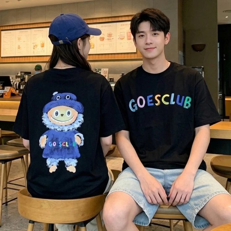 潮流玩家必備！穿上這件 GOESCLUB 彩色字母怪獸T，瞬間喚醒你的街頭靈魂