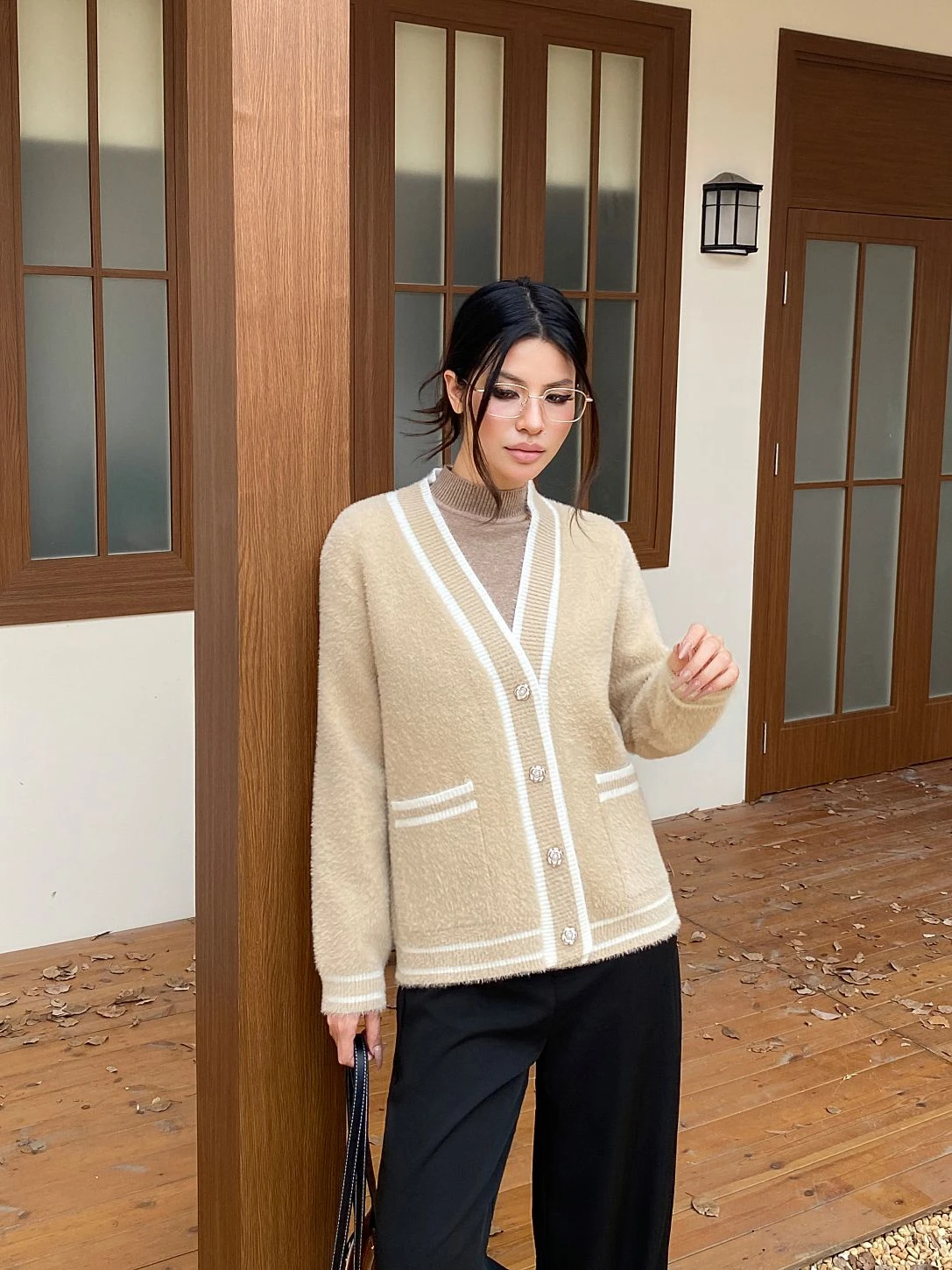 慵懶奶油撞色V領外套