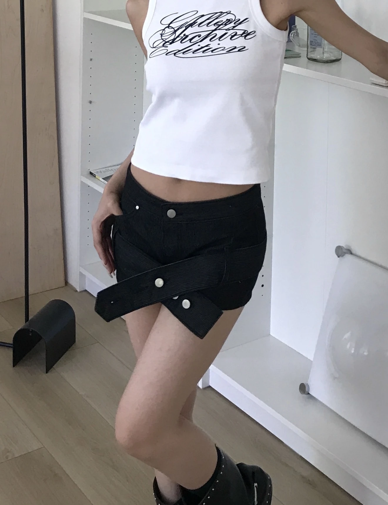 🇰🇷 KJ1 713 條紋繞臀交叉皮帶短褲_黑色