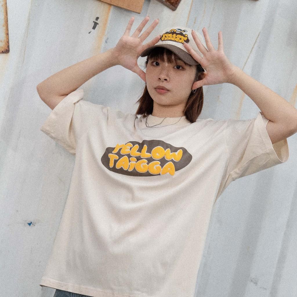 【小施汽車】 YELLOW TAiGGA  奶油色發泡字體 縲縈圓領短袖T-Shirt 寬鬆版型款 男女不拘
