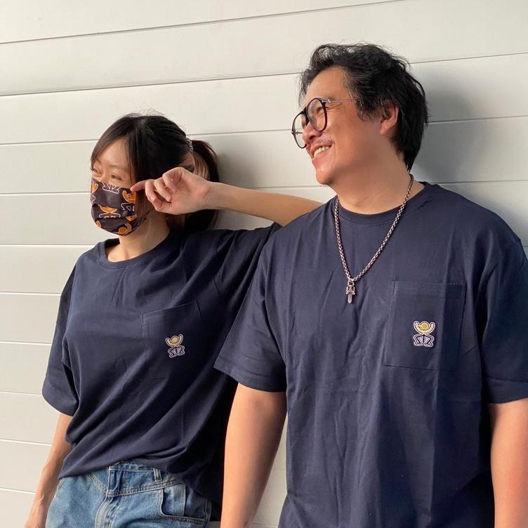 [小施汽車] 混血黑人刺繡LOGO 口袋T-Shirt 藏青色 素T落肩款