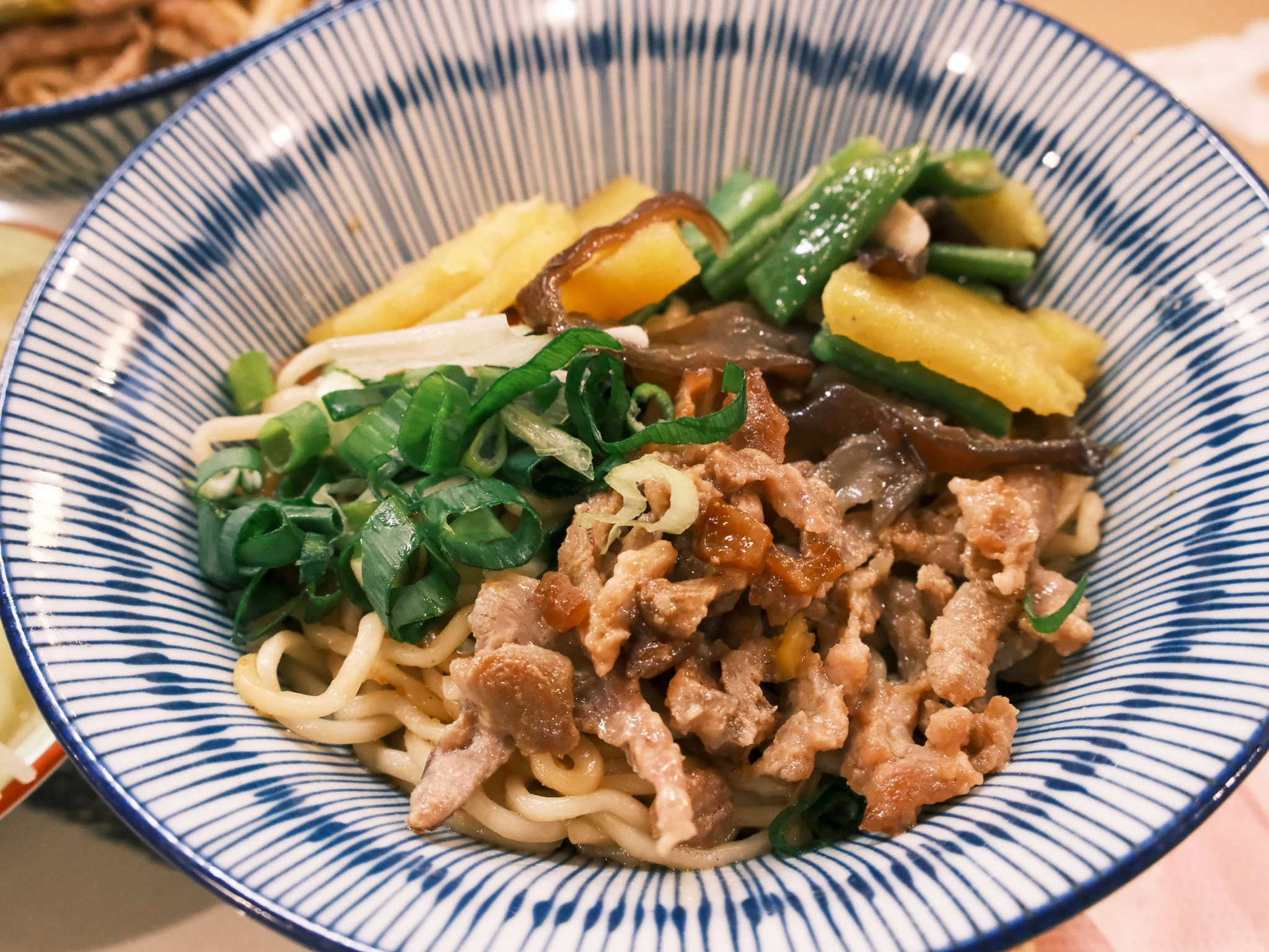 滿食堂的辣麵與手切魯肉飯，讓人一吃上癮！🔥