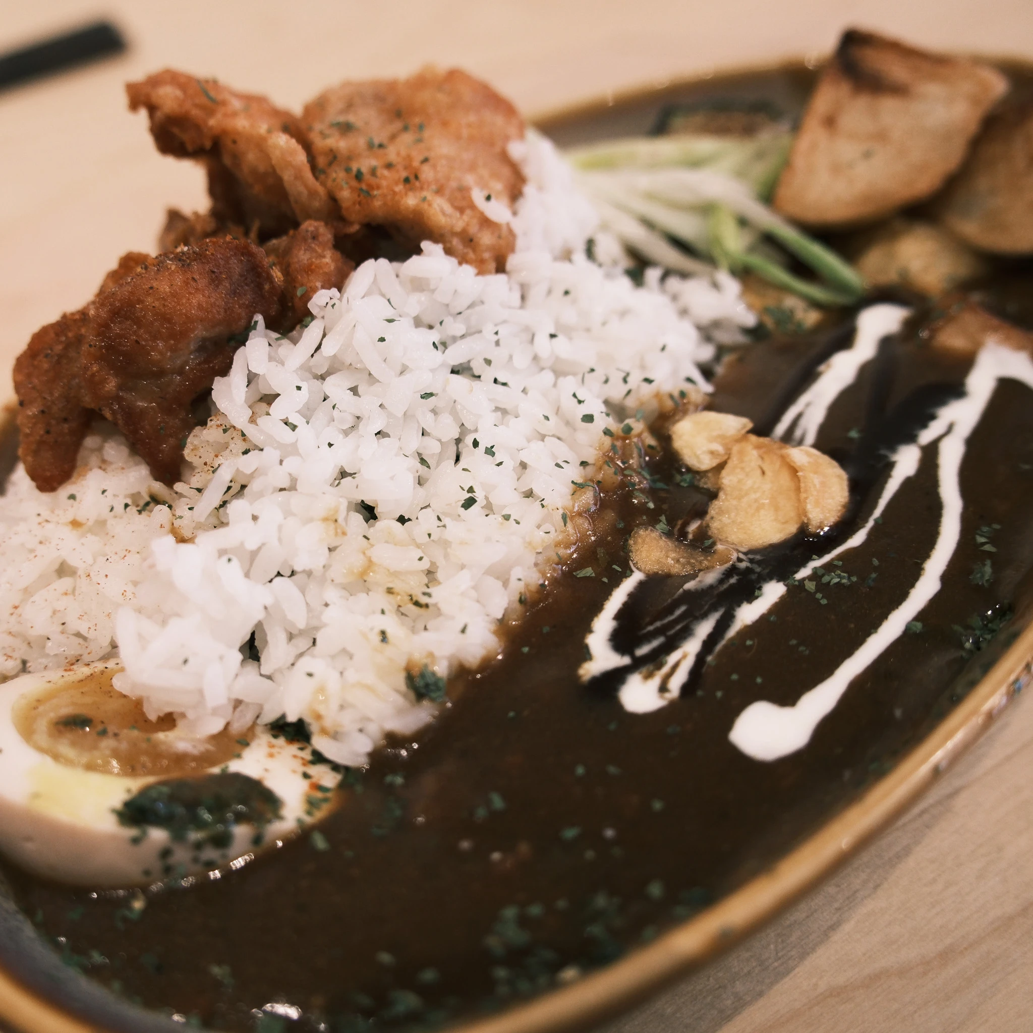 【埔里美食】山上山下咖哩埔里店：市區裡的高質感日系食堂！大份量唐揚雞與甜韻濃郁咖哩的真實開箱