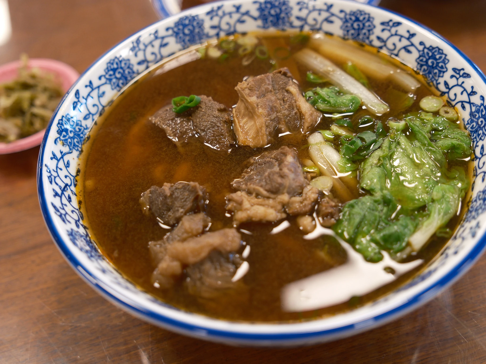 大鼎夏荷麵食館：國道六號旁庭園景觀餐廳！紅燒刀削牛肉麵、江南水池錦鯉與隱藏版私人美術館真實開箱
