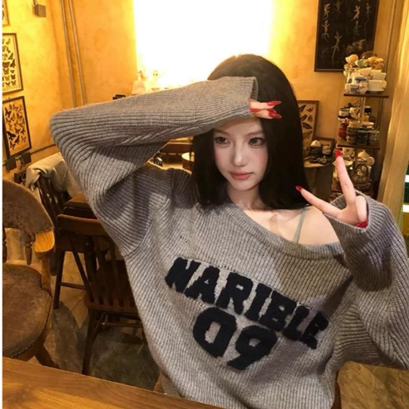 CU｜U22 CU🇰🇷美式復古斜肩針織衫🖤簡約字母寬鬆休閒 長袖針織衫 長袖毛衣 露肩上衣