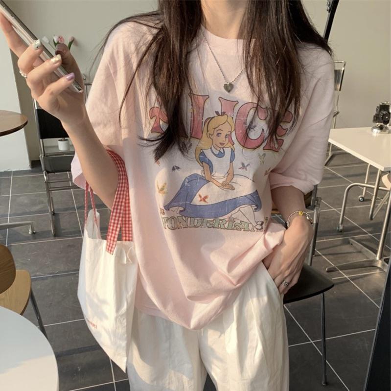 CU｜Q04 CU🇰🇷現貨秒出🔥愛麗絲夢遊仙境💗夢境童話少女粉印花短袖T恤上衣/百搭寬鬆大學T