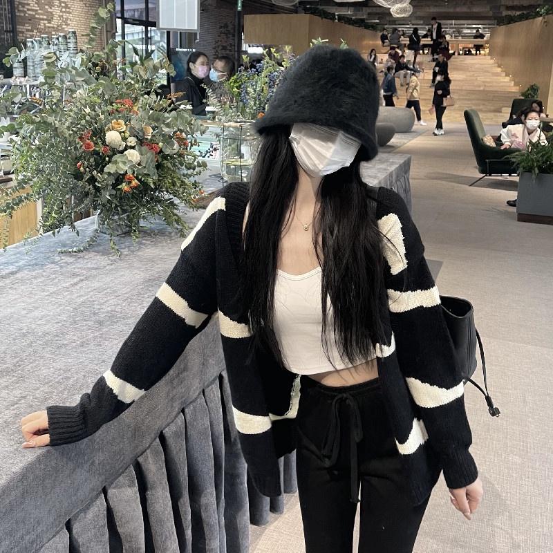 CU｜W19 CU🇰🇷現貨秒出🔥不規則條紋設計感針織罩衫🔥韓系針織衫/毛衣外套/條紋上衣