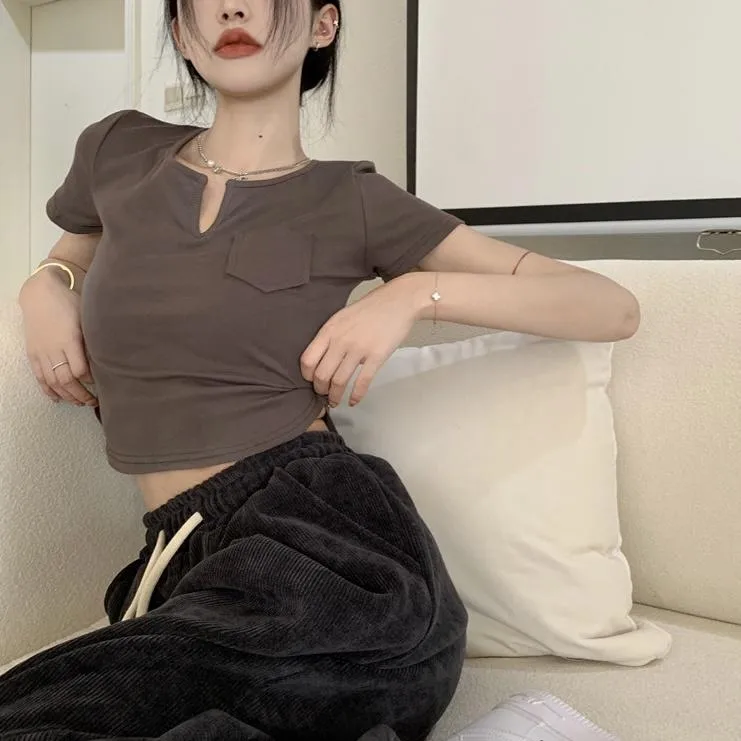 CU｜C01 簡單也要耍心機🤎瘦臉小V領短袖T恤上衣/素色上衣/短版上衣