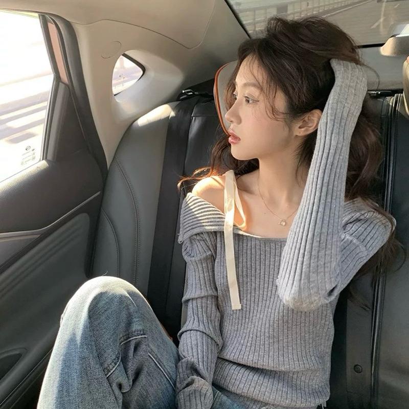 CU｜O84 芭蕾風露肩綁帶針織衫🩶高級灰不規則修身顯瘦針織衫 長袖毛衣 素色上衣 長袖針織衫 一字領針織衫