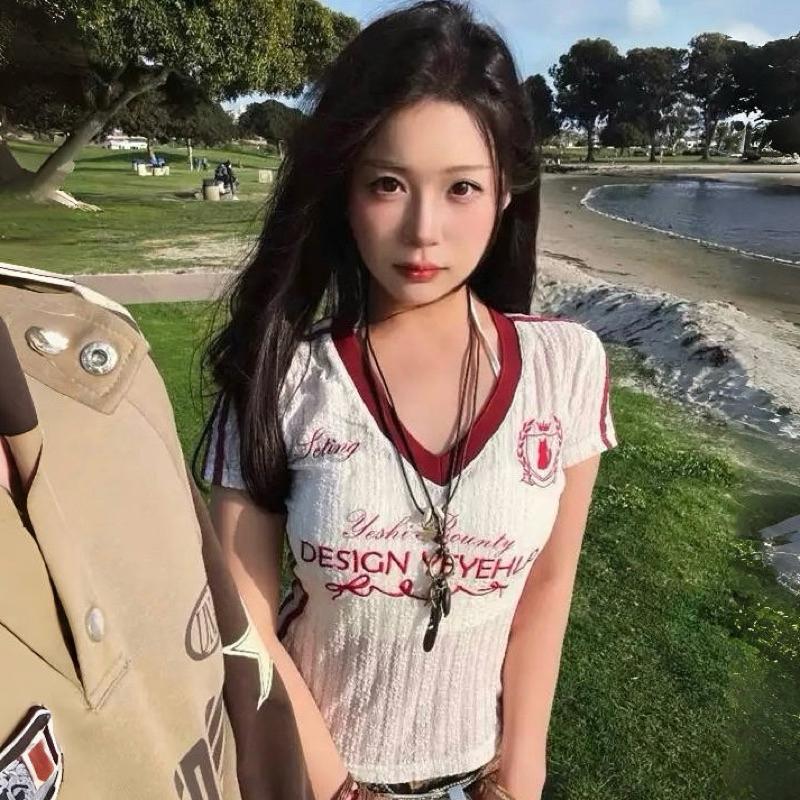 CU｜Q81 CU🇰🇷現貨🔥蕾絲透視🌹美式休閒 辣妹運動風V領蕾絲短袖上衣 球衣 短版上衣