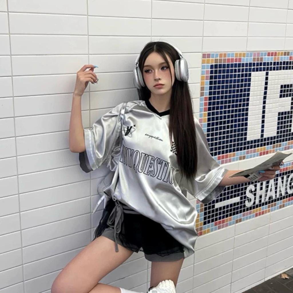 CU｜H39 CU🇰🇷現貨🔥金屬液態銀🖤運動休閒風 V領撞色短袖球衣 韓系球衣 女版球衣 大學T